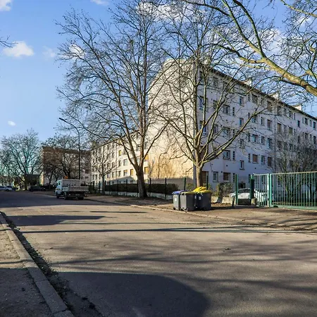 Chic And Spacious Apart With Parking